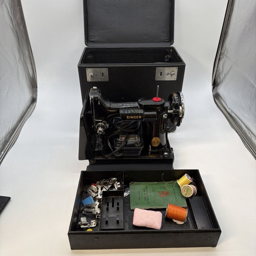 1941 SINGER FEATHERWEIGHT PORTABLE SEWING MACHINE 221-1 Pedal/Manual/Accessor,EX